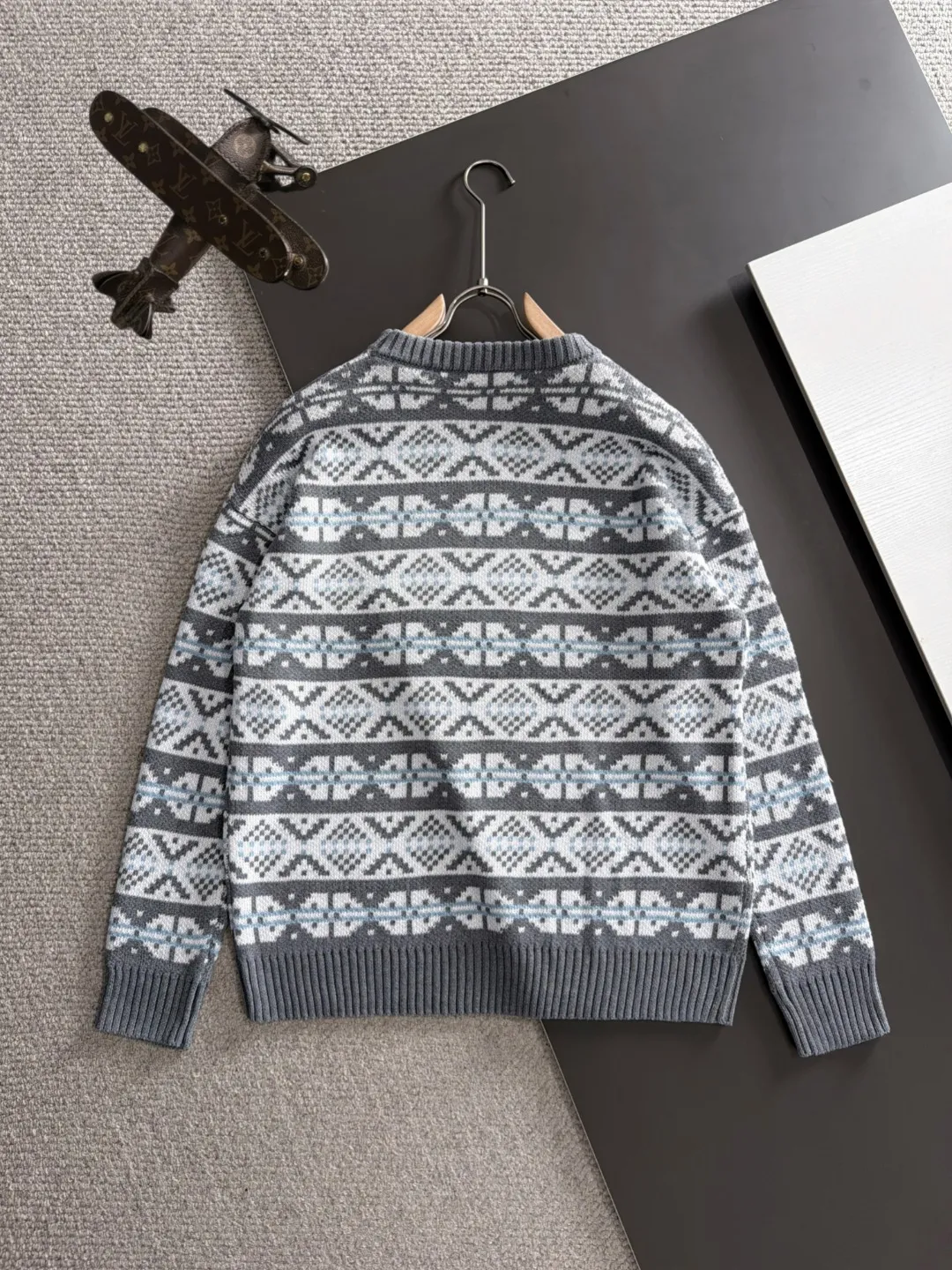 Next day shipping P195 Balenciaga high quality 2026 autumn and winter official website latest sweater, on sale at the same time at the counter Hot Sale! Specially made of wool blended fabric. It feels comfortable and can be directly in contact with the skin. The logo badge is exquisitely embroidered, which is extremely eye-catching! The details highlight the fashionable charm of big brands. Exquisite workmanship. Three-dimensional cutting style. The wearing effect is invincible and handsome! All three standards are complete! Sizes:M-3XL